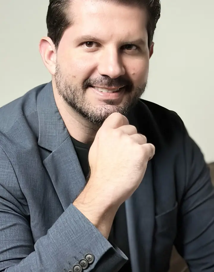 Retrato do Dr. Joaquim Menezes, nutrólogo, sentado de blazer