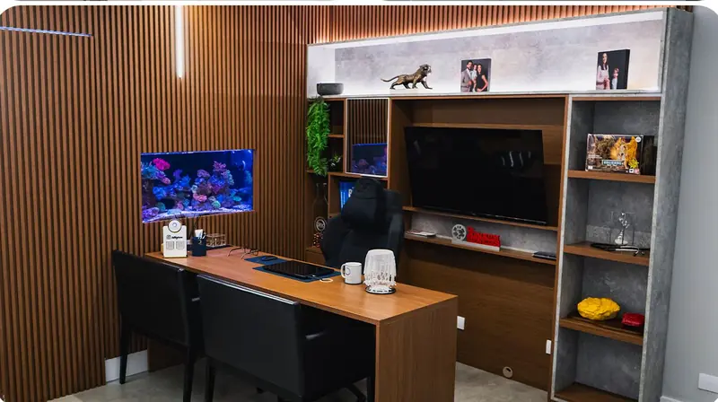 Consultório da Clínica O3, com mesa de atendimento, painel de madeira e estante
