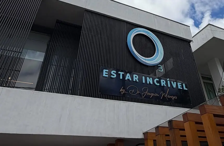Fachada da Clínica O3, com o letreiro Estar Incrível by Dr. Joaquim Menezes