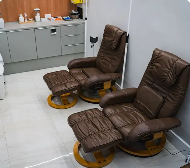 Sala com duas poltronas reclináveis na Clínica O3