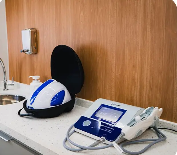 Bancada com equipamento em uma das salas de exame da Clínica O3